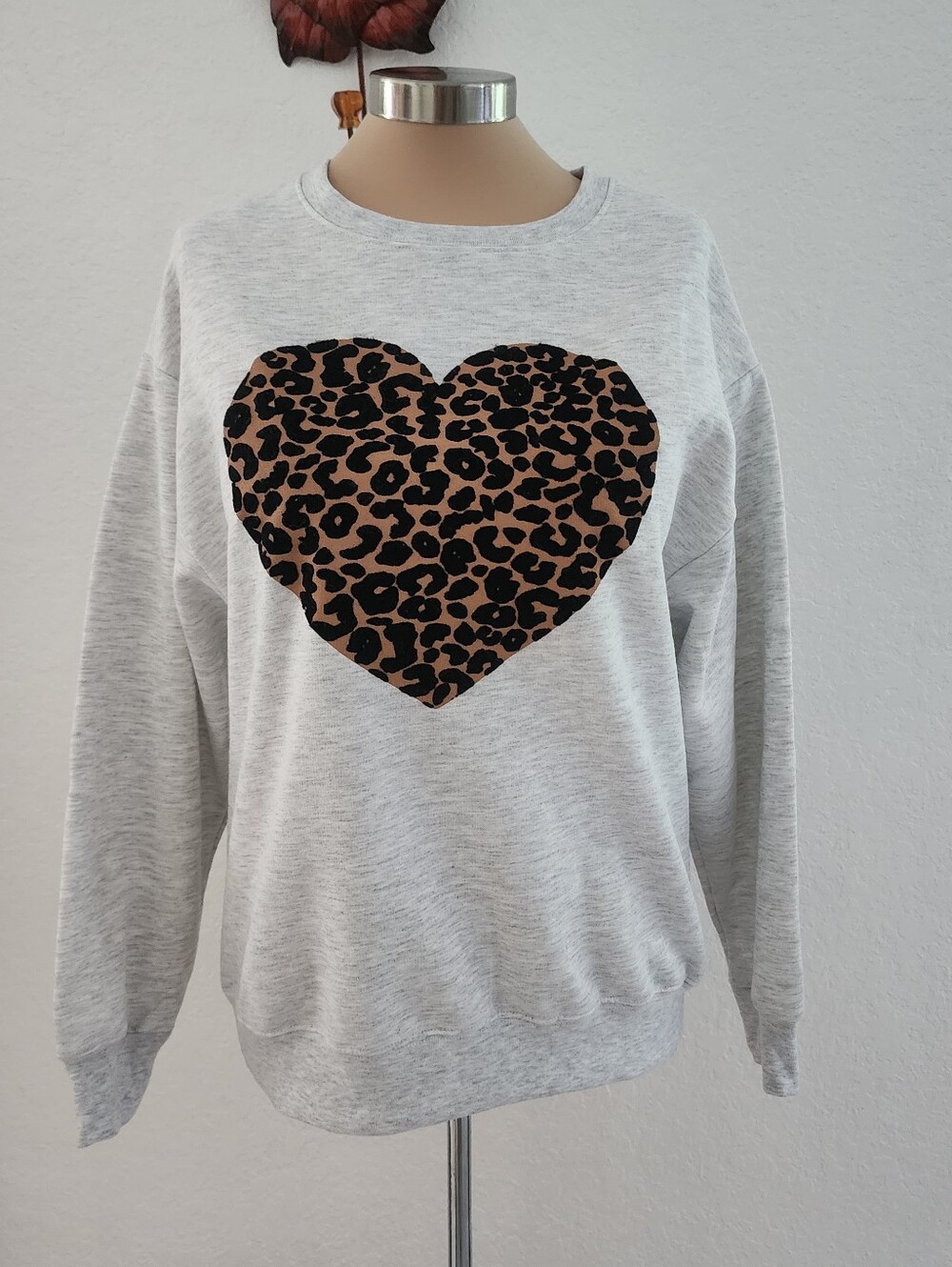 SOUTH PARADE | Light Gray Sweatshirt with Leopard Heart